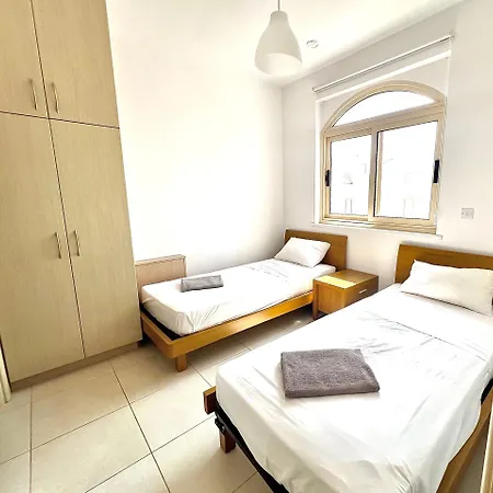 La * Παραλίμνι