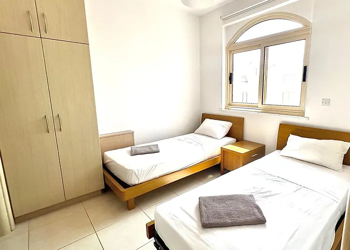 La * Παραλίμνι